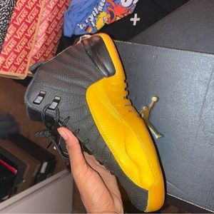 Jordan 12s. Black & yellow . Only worn a few times